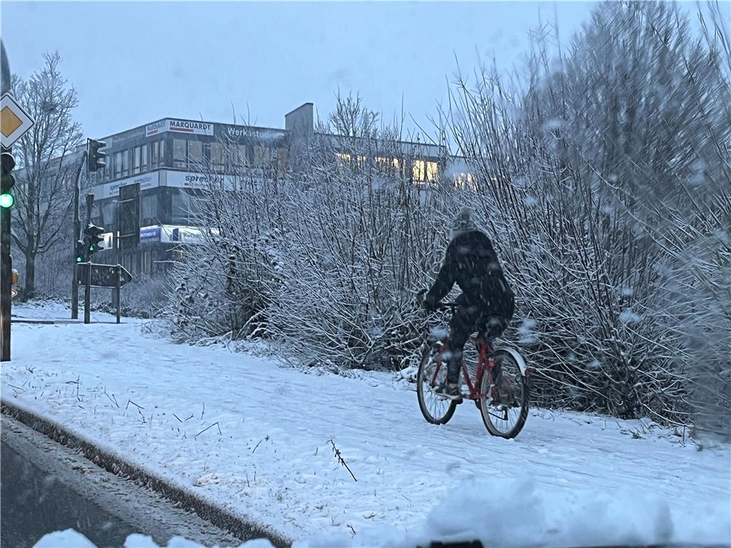 ... und auf der Nordstraße müht sich ein Radfahrer ab.