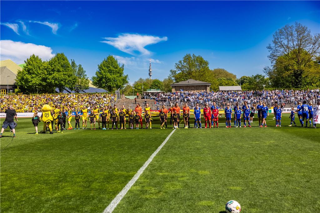 BVB-Frauen schlagen FC Schalke 04: Rekordkulisse i, Stadion Rote Erde 10.000 Fans waren im Stadion Rote Erde, davon circa 1500 Schalke-Fans im Gästblock (rechts im Hintergrund).