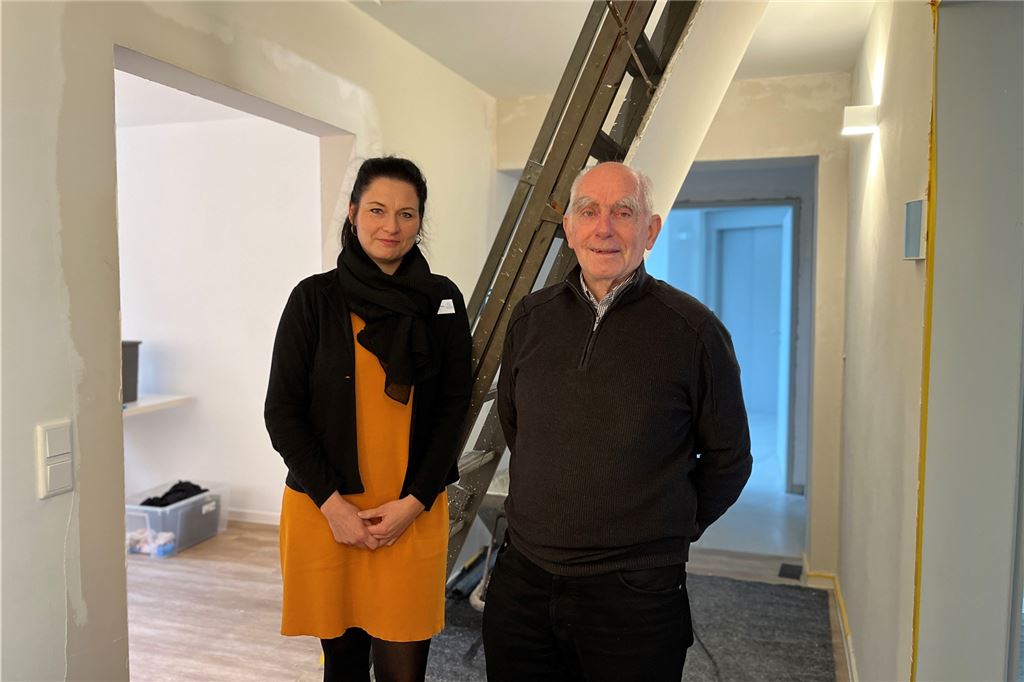 Umbau des Hospizes: Klaus Pannott spendet Energiepauschale Marion Otremba, Hospiz Schwerte, und Klaus Pannott