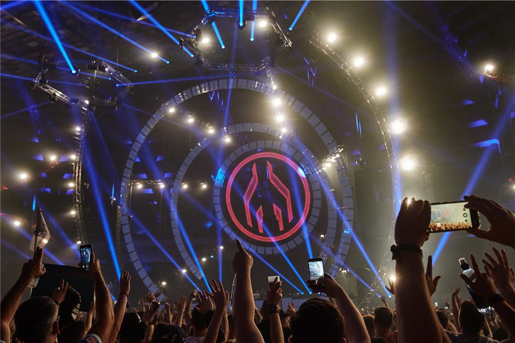 Festivals 2023 in NRW: Alle Infos Technofans tanzen und filmen beim Technofestival «Mayday» in der Westfalenhalle die Lichtshow über der Hauptbühne mit ihren Smartphones.