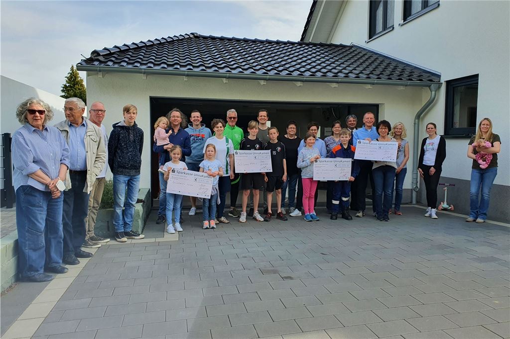 Testen für den guten Zweck: Bürger-Teststelle übergibt 15.000 Euro 15.000 Euro konnte das Testzentrum Lünern für den guten Zweck an örtliche Vereine, Feuerwehr, die Grundschule und Kinderkrebshilfe übergeben.