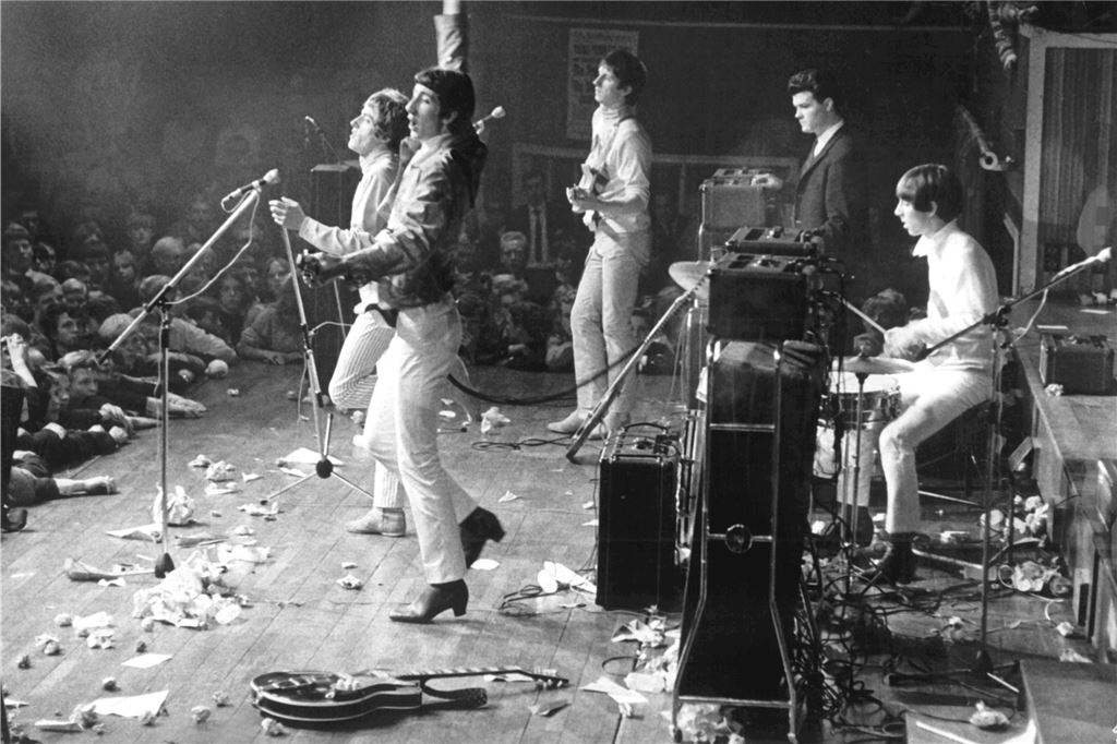 Wenn der kleine Bruder Rockstar wird 1965: Die britische Rockband „The Who“ tritt in Kopenhagen auf. Die erste Gitarre liegt schon am Boden. Was haben wohl die Eltern von Pete Townshend gesagt, wenn er so mit seinen Instrumenten umging..?