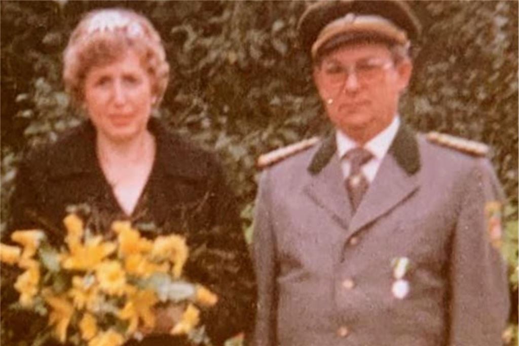 1979 hat der Schützenverein Langern sein 50-jähriges Bestehen gefeiert und dafür eine Jubiläumsfestschrift herausgegeben. Die Namen der neuen Majestäten im Jubiläumsjahr sind darin selbstverständlich noch nicht zu finden: Johannes Rademacher und Anneliese Bargel. Der Vereinsvorsitzende hatte sich damit in der großen Schar der Thronaspiranten durchgesetzt. 