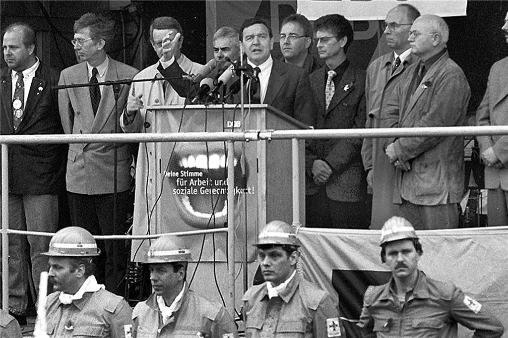 Standing Ovation für Hermann Lange: Seit 73 Jahren am 1. Mai aktiv Gerhard Schröder 1998 auf dem Bruktererplatz.