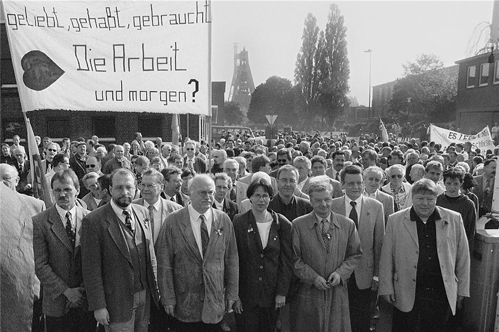 Standing Ovation für Hermann Lange: Seit 73 Jahren am 1. Mai aktiv 1999 Beginn der Maikundgebung am Tor von Haus Aden.