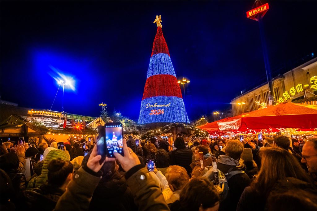 Lütgendortmunder Heinz Kohlmann arbeitet mit 72 noch im Gerüstbau Menschen fotografieren den größten Weihnachtsbaum der Welt in Dortmund.