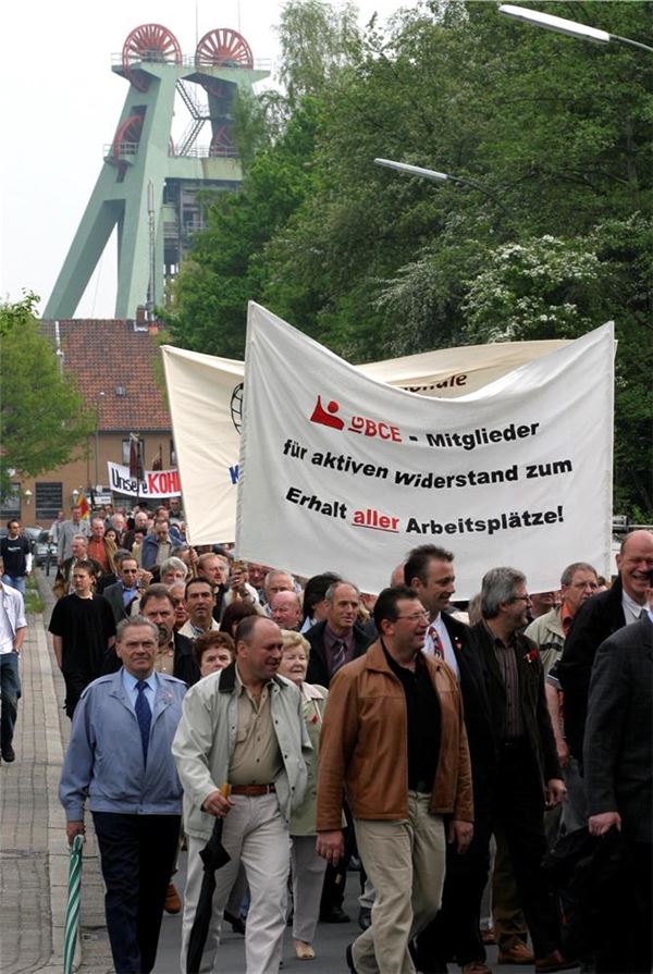 Standing Ovation für Hermann Lange: Seit 73 Jahren am 1. Mai aktiv Über die Alisostraße ging es 2004 von der Zeche Haus Aden zur Römerbergsporthalle.
