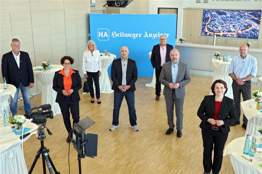 Megger fordert Wigant heraus: Mit der Vision „Bad Königsborn“ 2020 trafen sich die Unnaer Bürgermeisterkandidaten zur Talkrunde: Achim Megger umringt von Frank Ellerkmann, Claudia Keuchel und Ingrid Kroll (v. l.) sowie Jens Ole Wilberg, Katja Schuon, Dirk Wigant und Frank Murmann (v. r.).