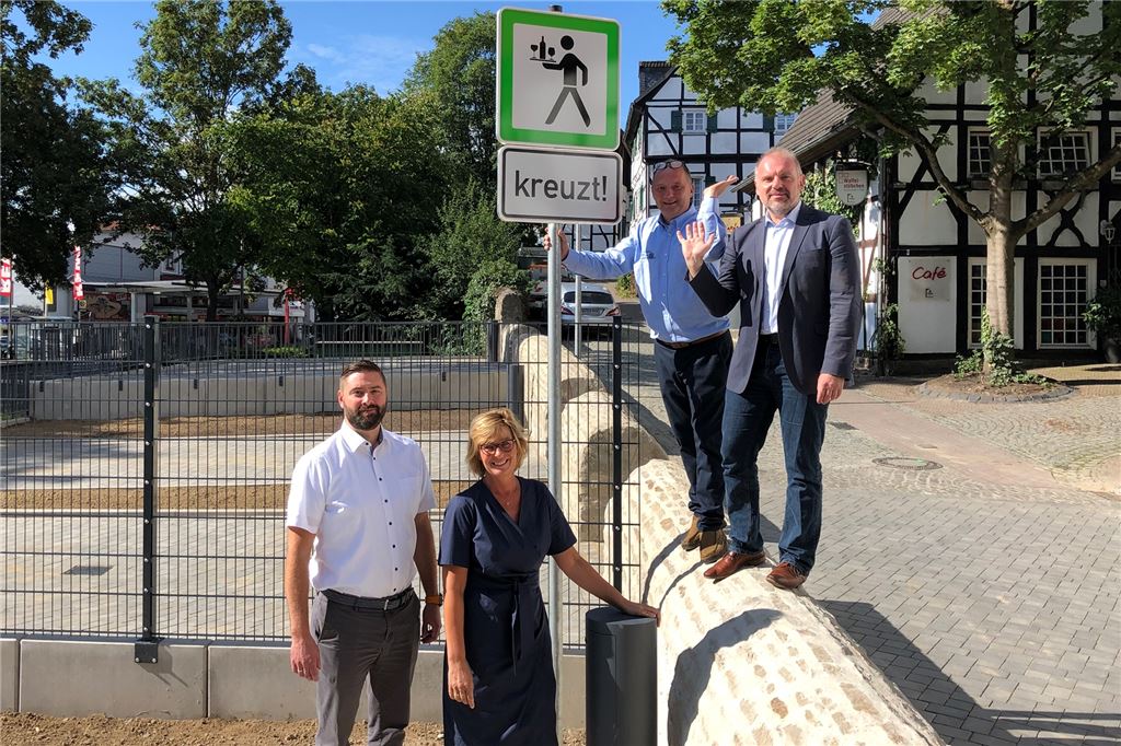 Eishalle, Feuerwache, Realschule, Radwege: Politik muss entscheiden 2020 wurde Teil 1 des Platzes am Morgentor fertiggestellt. Bis 2024 soll die Fläche inklusive der Straßenkreuzung und des Parkplatzes komplett umgebaut sein.