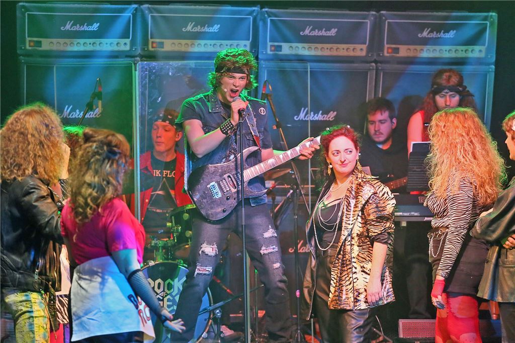 „Vorhang auf, Holzwickede!“ kehrt zurück zu den Wurzeln 2022 brachte der Musicalverein „Rock of Ages" auf die Bühne.