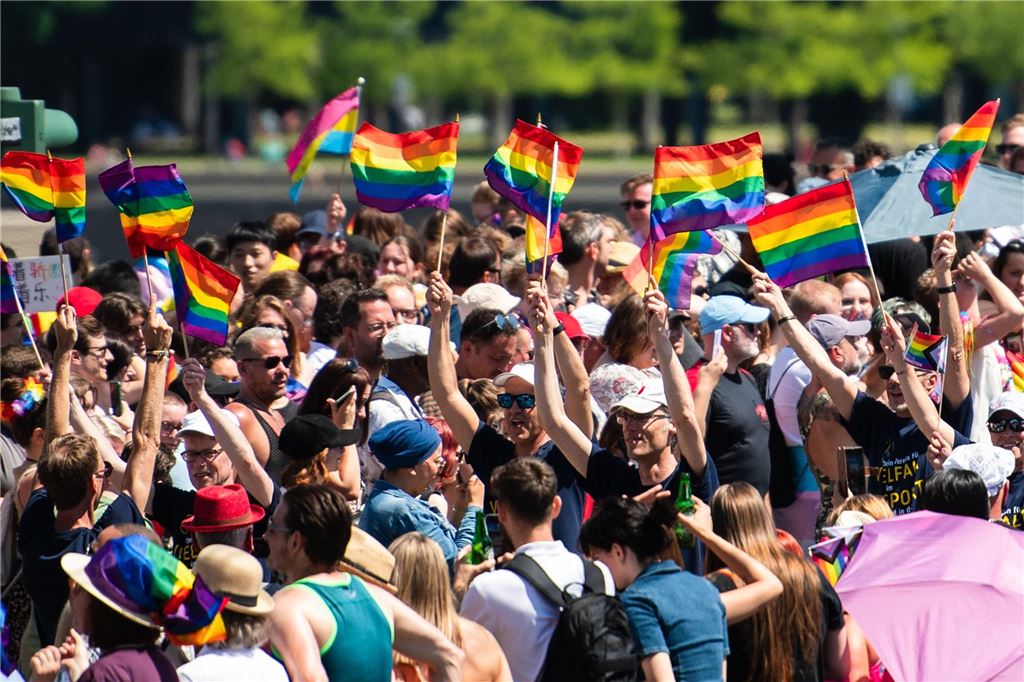 CSD 2023 in Köln: Straßenfest, Bühnenprogramm und Demostrecke im Überblick Teilnehmer einer Parade zum Christopher Street Day (CSD) ziehen durch die Stadt Köln