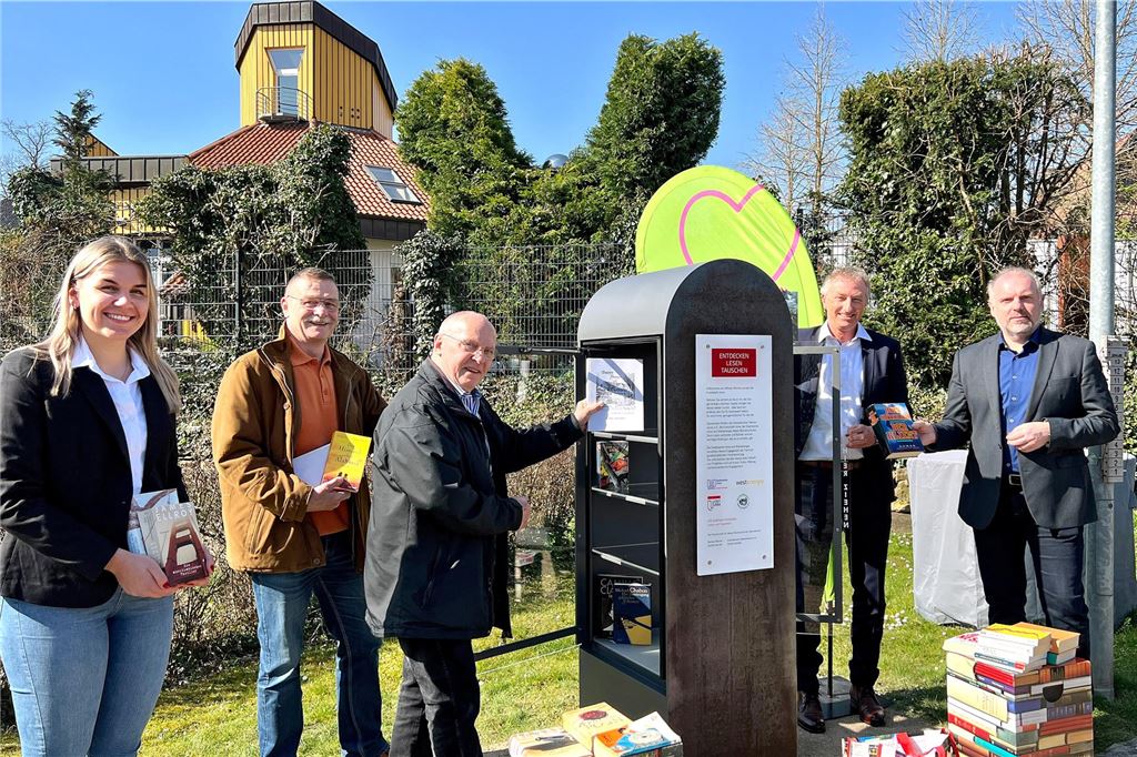 Pragmatische Lösung beendet Bücherschrank-Debatte Sponsoren und Initiatoren stehen im Jahr 2022 neben dem Bücherschrank in Unna-Kessebüren.