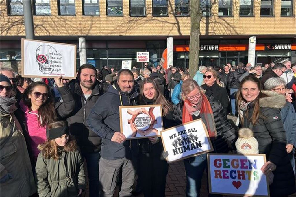 Nach CDU-Kritik an „Omas gegen Rechts“: „Wir haben sie nicht weggeschickt“ 2500 Menschen waren im Januar zu einer großen Demo gegen Rechts auf den Marktplatz gekommen.
