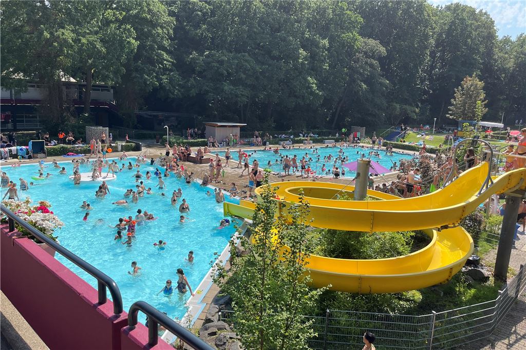 Freibad Schöne Flöte zählt mehr als 4000 Besucher an einem Tag 34 Grad zeigt das Thermometer. Da wirkt das Wasser im Becken sehr verführerisch.