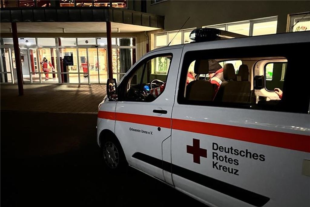 Ein Wagen des Deutschen Roten Kreuzes steht vor dem Bürgerforum in Unna-Königsborn.