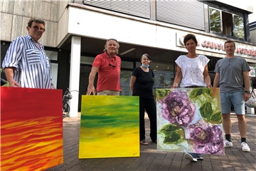 „4 Kunstforderer“ stellen ihre Werke in den Räumen neben der Ring-Apotheke aus: Gaby Pogadl (v. l.), Volker Pohl, Gertrud Barthel und Susanne Kriska-Scheckel mit Janfelix Müller von der gastgebenden Gemeinde St. Katharina.