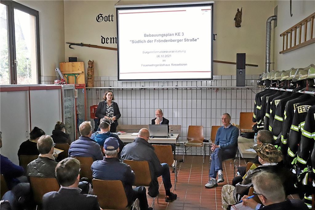 Hitzige Diskussion um Baupläne: Zabel-Grundstück spaltet das Dorf 40 Bürgerinnen und Bürger konnten an der Versammlung in Kessebüren teilnehmen.