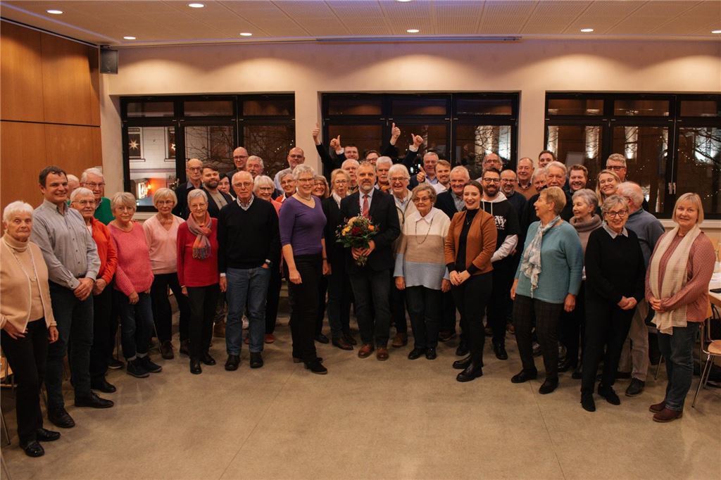 Dirk Wigant tritt zur Wiederwahl an: 100 Prozent Rückendeckung Die Mitglieder der CDU in Unna stellen sich bei der Aufstellungsversammlung für Dirk Wigant zum Gruppenfoto auf.