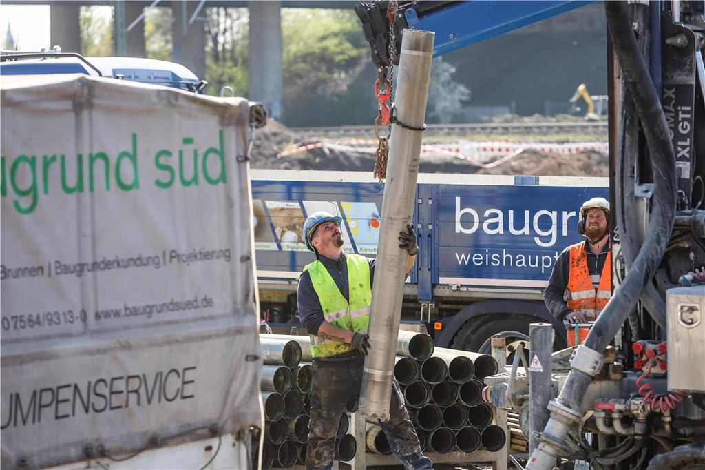 Riesen-Baustelle am Hafen: Boden für neues ICE-Werk wird bereitet 85 Bohrlöcher für eine Geothermie-Anlage werden auf dem Gelände gesetzt.