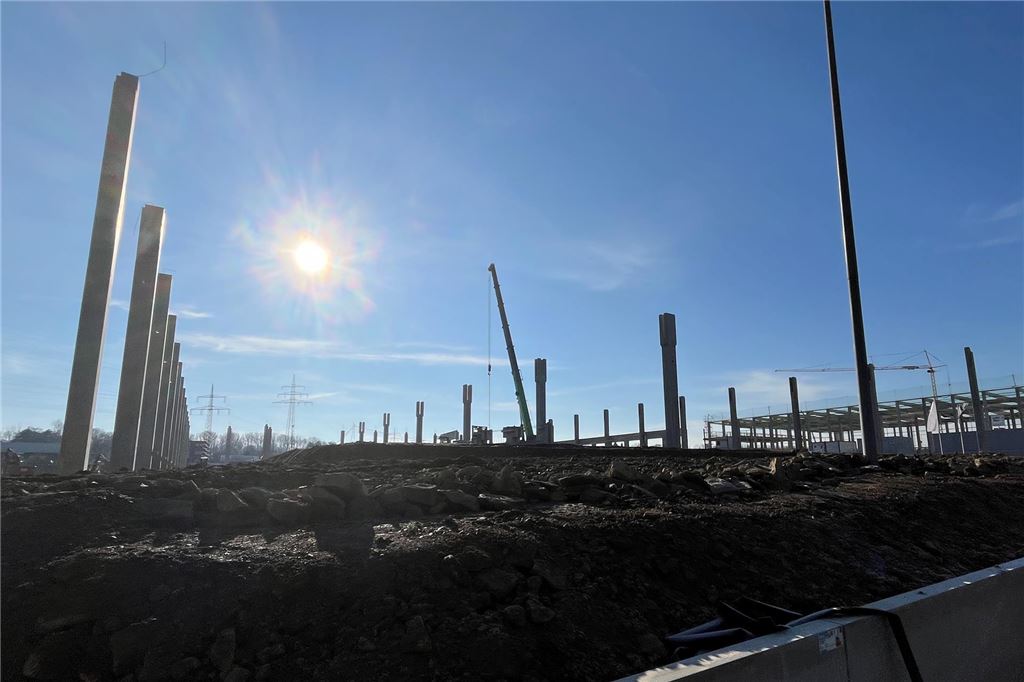 Neuer Logistikstandort: Dachser setzt auf innovative Technik Erste Betonpfosten stehen an der Max-Planck-Straße im Industriepark in Unna. Das Logistikunternehmen Dachser baut dort einen neuen und modernen Standort.