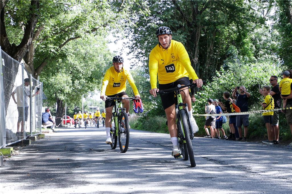 BVB bricht mit Trainingslager-Tradition in Bad Ragaz: Hotelbetreiber bevorzug andere Gäste Niklas Süle sitzt auf einem Fahrrad.