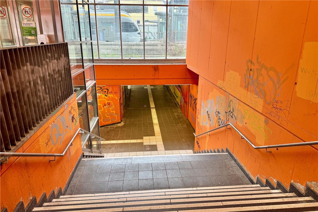 Unterführung am Hörder Bahnhof soll umfangreich saniert werden Treppen im Hörder Bahnhof.