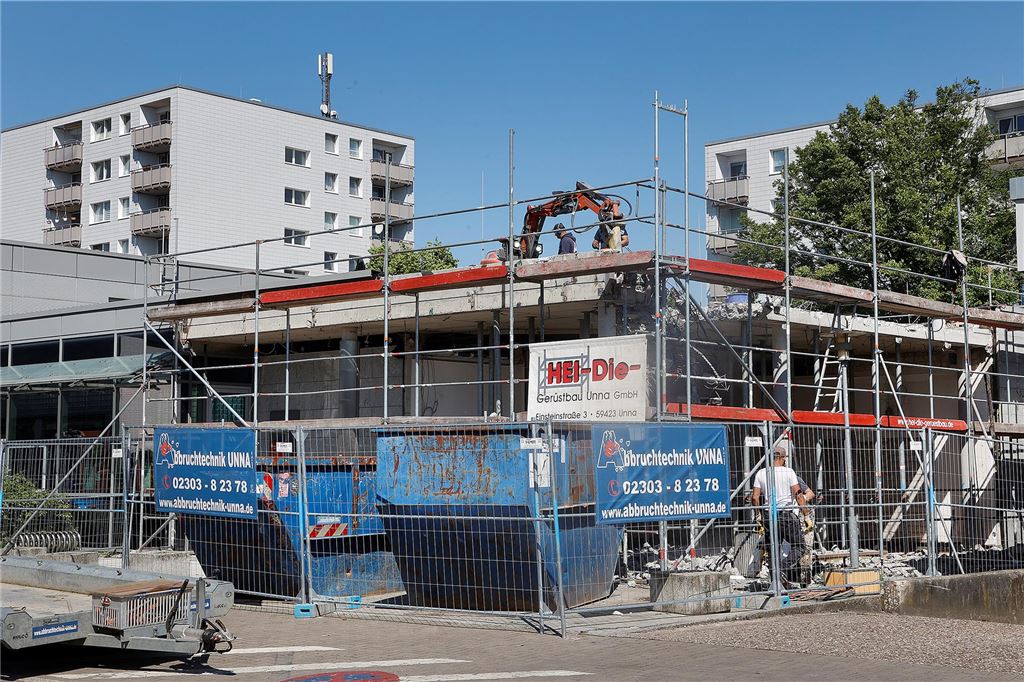 Automatensprengung in Methler: Letzte Spuren verschwinden Abbrucharbeiten an der Sparkasse Methler. Das vom Anschlag betroffene Gebäude wurde dazu eingerüstet.