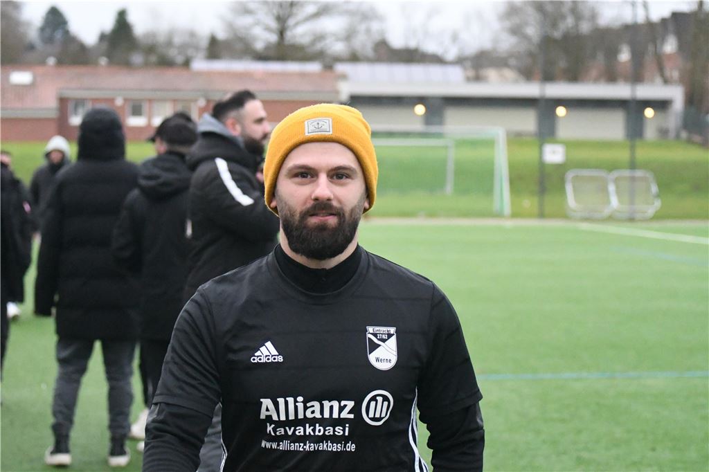 Zweiter Winterneuzugang trifft kurz vor Schluss für Eintracht Werne Abdullah Sahin guckt in die Kamera.