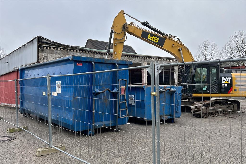 Am alten Edeka-Markt in Massen knabbert der Bagger Abriss alter EDEKA Kleistraße