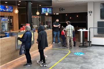Abstandsmarkierungen auf dem Boden und Maskenpflicht im Foyer: So sieht ein Besuch im Kinorama Unna derzeit aus. Popcorn gibt es aber natürlich wie gewohnt.
