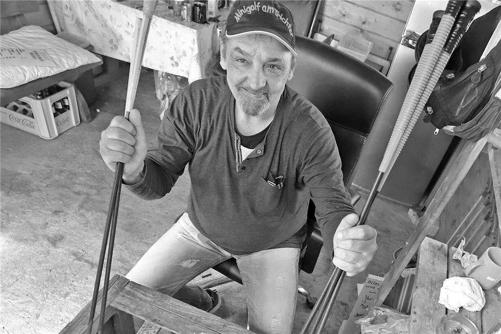 Diese bekannten Fröndenberger verstarben 2024 Achim Grams hält Minigolf-Schläger in die Kamera.