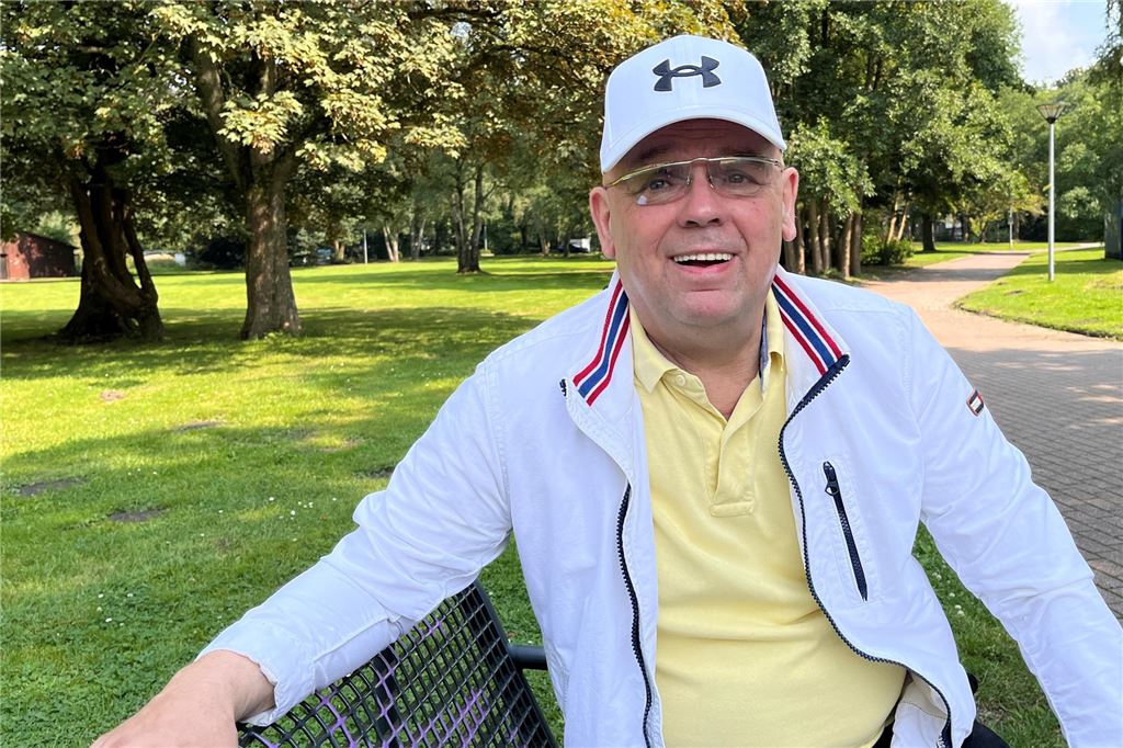 Megger fordert Wigant heraus: Mit der Vision „Bad Königsborn“ Bürgermeisterkandidat Achim Megger sitzt in Unna auf einer Bank im Kurpark