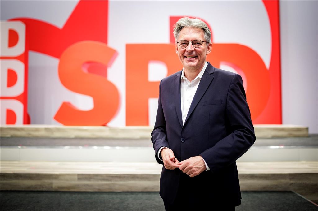 Freizeittipps für Bergkamen im Mai 2025 Achim Post steht vor einem Schriftzug SPD.