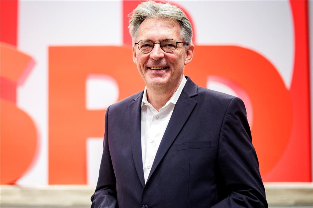 Tradition wird fortgesetzt: Protestmarsch am 1. Mai durch Oberaden Achim Post vor einem SPD-Logo.