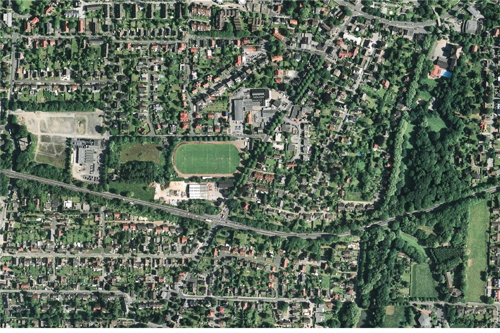 Sportgeschichte weicht Bildungszukunft: Wandel am Brockhaus-Sportplatz Luftbild des Regionalverbands Ruhr aus den Jahren 2001 bis 2006: Die Aufnahme zeigt den Bereich rund um das Stadion am Hertinger Tor in Unna.