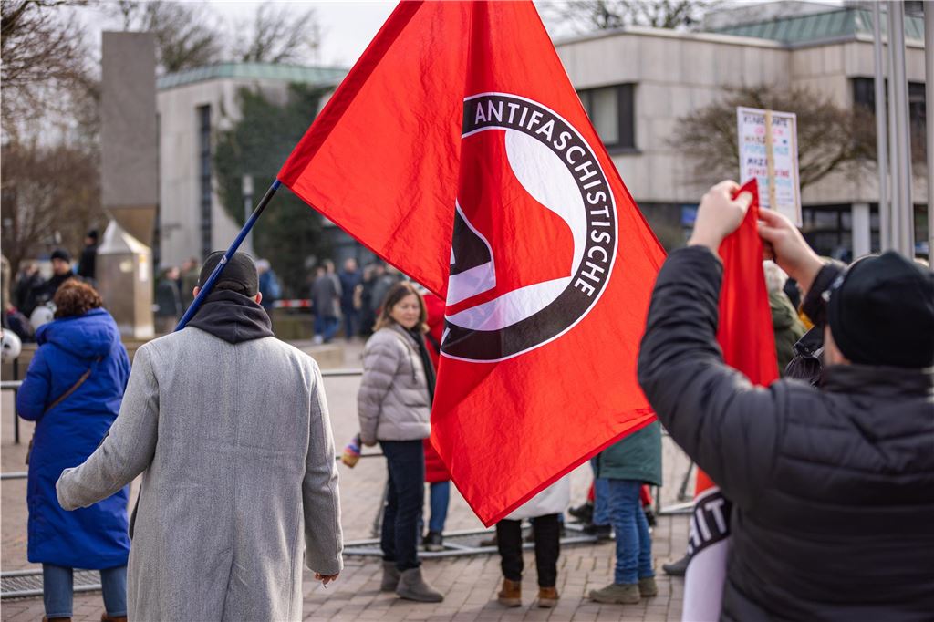 AfD-Kundgebung mit Gegendemo am 15.02.2025 in Unna