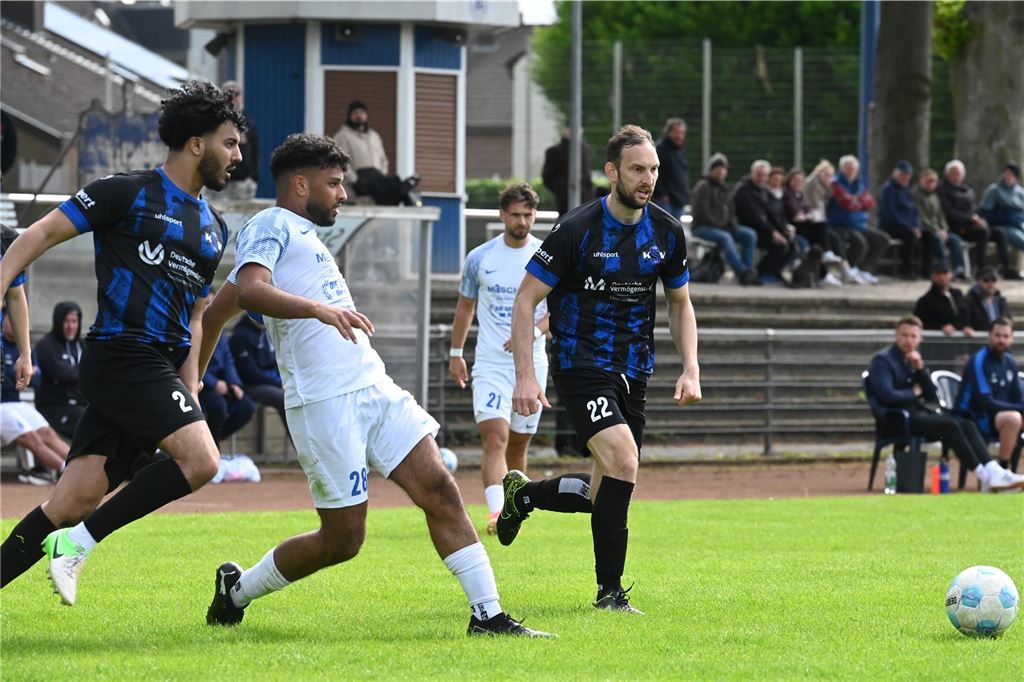Ein Remis, was keinem weiterhilft: Rot nach Spielschluss bei Langenbochum gegen Königsborn Ahmed El Hessi (M.) erzielte das 1:0 für Langenbochum.