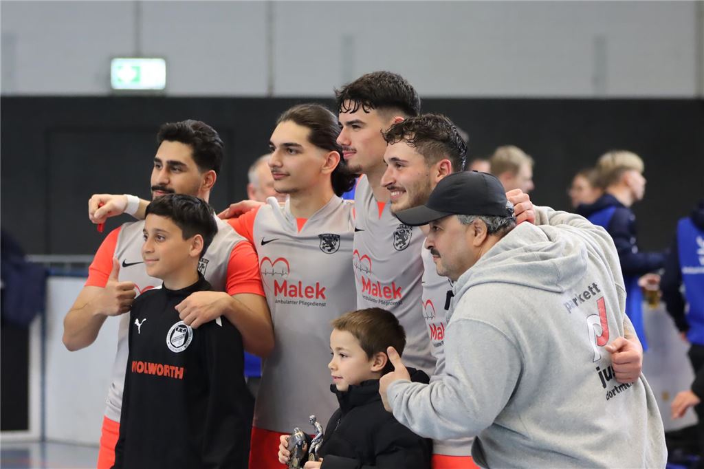LSV-Youngster Aker-Ali Arslan gewinnt Torjägerkanone bei HSM Aker-Ali Arslan (l.) freut sich mit seinen Teamkollegen über den Stadtmeistertitel.
