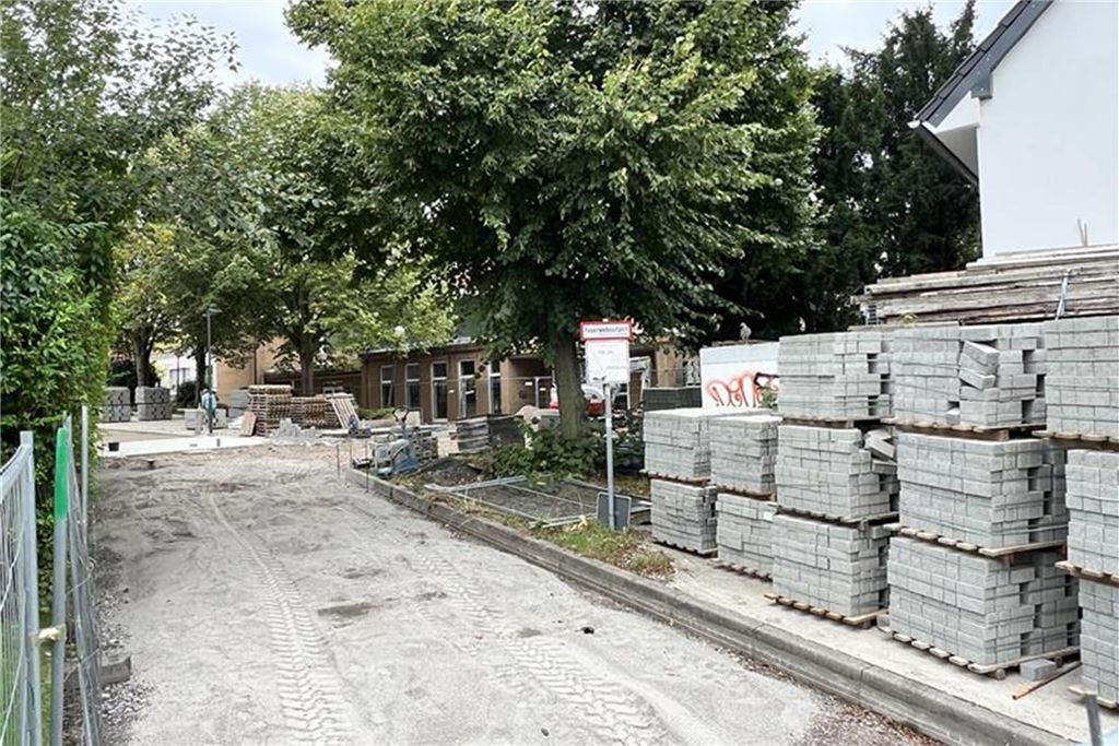 Wasserschaden und Brandstiftung: Sporthallen-Sanierung verzögert sich Pflastersteine stehen gestapelt auf dem Gelände der Schillerschule in Unna-Massen.