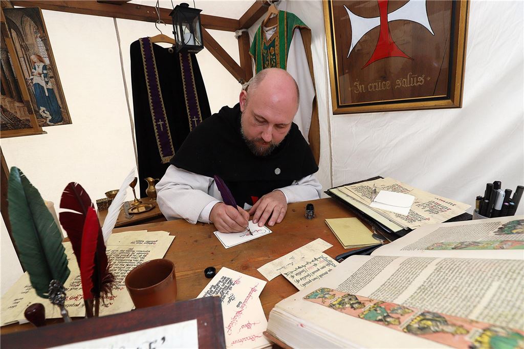 Anfang April unternimmt Unna eine Zeitreise Ales Handwerk wie Bruder Goswins Scriptorium wird auch in diesem Jahr wieder zu sehen sein.