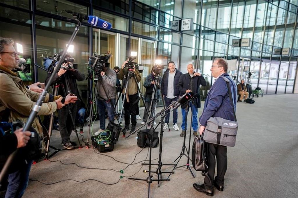 AfD rückt laut Umfrage näher an Union heran: Scholz erhält Entlassungsurkunde - Newsblog Alexander Dobrindt, CSU-Landesgruppenchef, geht davon aus, dass sich die Koaltionsverhandlungen noch in die nächste Woche hineinziehen.