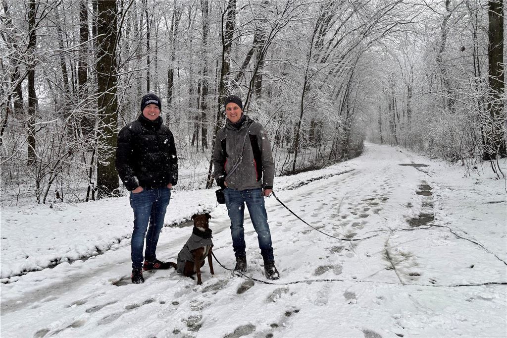 Alexander Hämel (links) und Michael Wessels aus Unna sind Hund Pia im Schnee unterwegs gewesen.