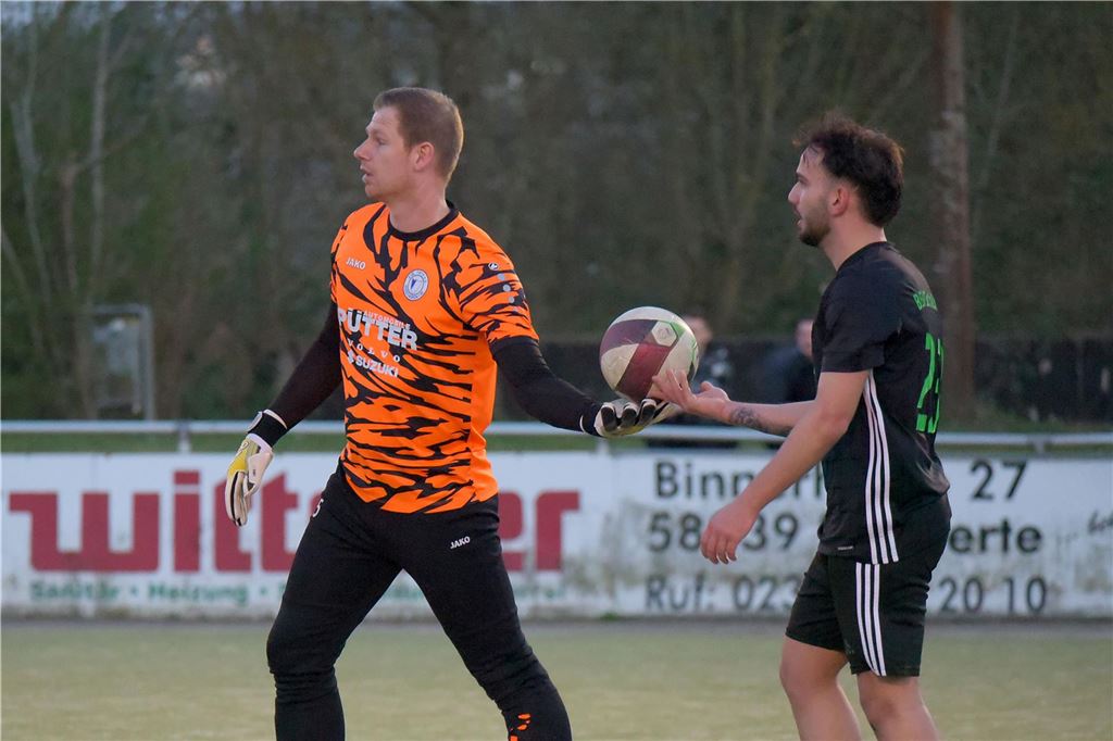 Westhofen versagen die Nerven Spieler geben sich den Ball.