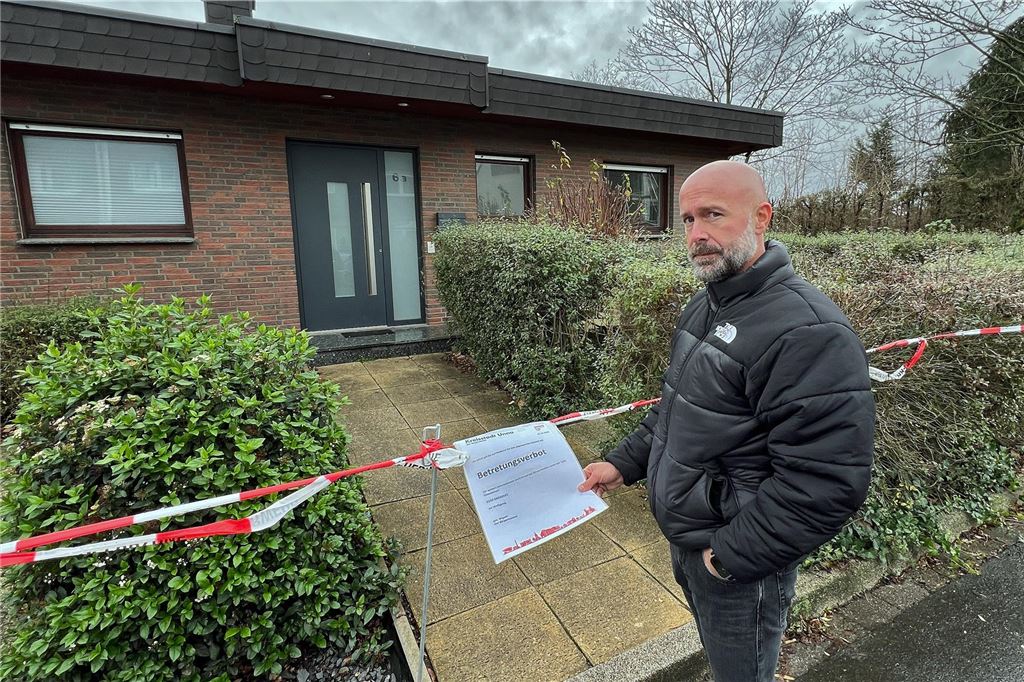 Hortensienweg-Anwohner gehen zum Anwalt Alexander Krawczyk vor seinem Wohngebäude am Hortensienweg, das mit Flatterband abgesperrt ist.