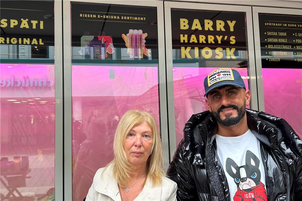 Späti-Kiosk in Unna : „Barry Harry“ ändert Plan nach überraschender Nachricht Alexandra Allefeld und Güven Tepe eröffnen „Barry Harry's Kiosk“ an der Massener Straße in Unna.