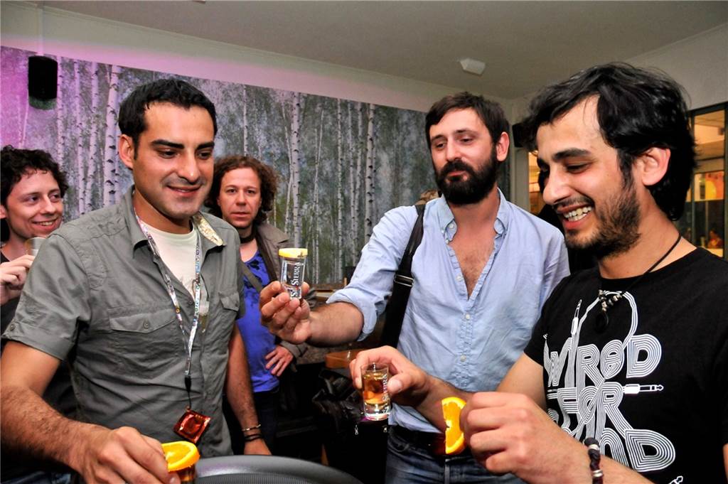 Als Mr. Oizo das Le Grand im Brückcenter zum Beben brachte Ali Sabbagh (r.) führte seinen Club mit „Liebe zur Musik“. Hier stößt er mit DJ Mr. Oizo (Mitte) auf eine gelungene Party an.