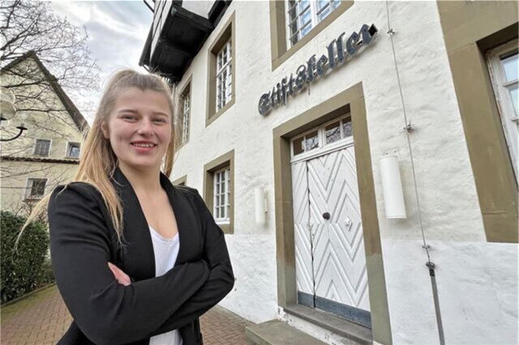 Der Stiftskeller ist zu: Restaurant-Schließung am Jahresende Alina Pleßer vor dem Stiftskeller.