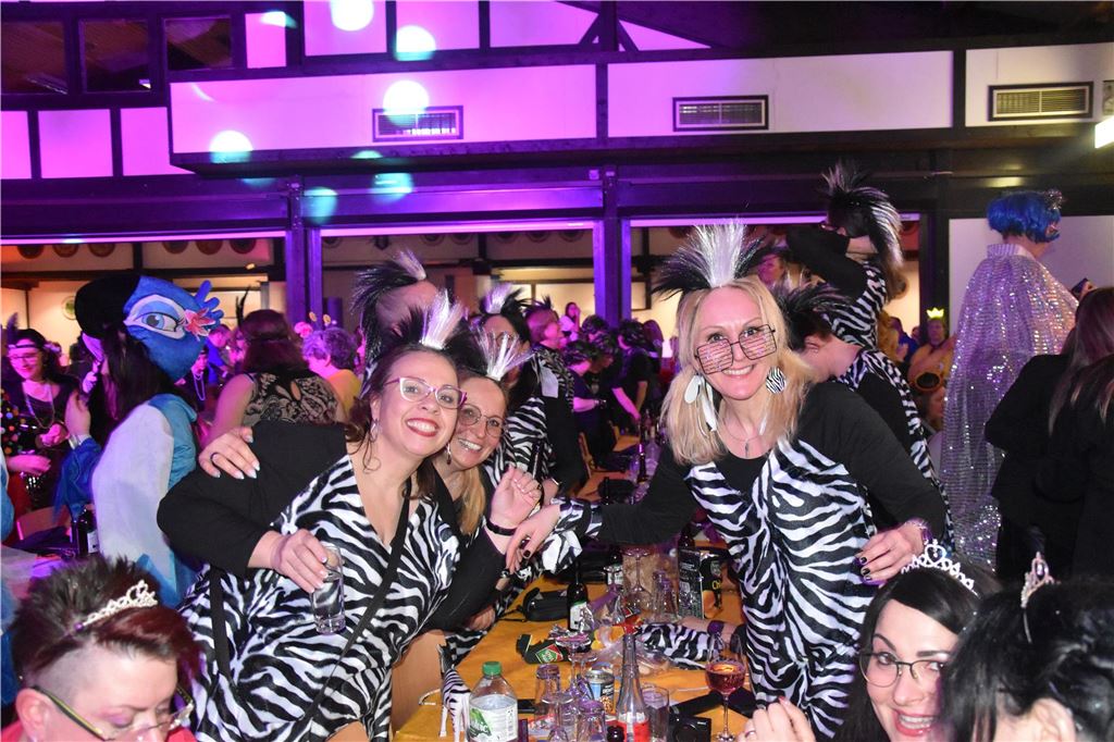 66-mal gute Laune bei der Damensitzung der MKG Alle haben Lust zu feiern: Die Stimmung war ausgelassen bei der Damensitzung der MKG am Samstagabend in der Hubertushalle.