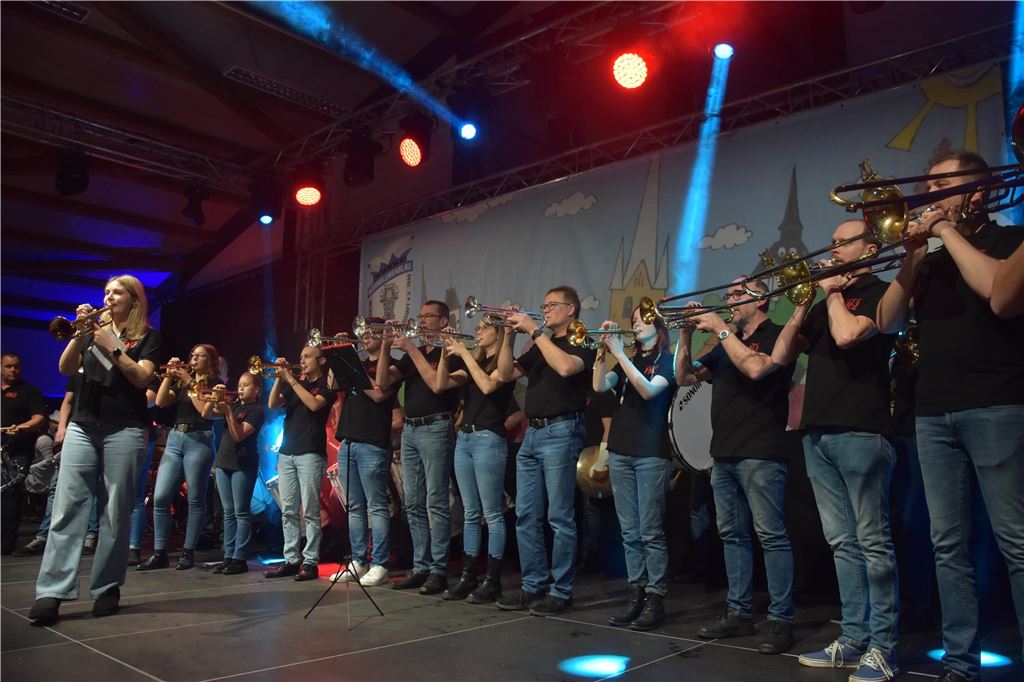 66-mal gute Laune bei der Damensitzung der MKG Alle haben Lust zu feiern: Die Stimmung war ausgelassen bei der Damensitzung der MKG am Samstagabend in der Hubertushalle.