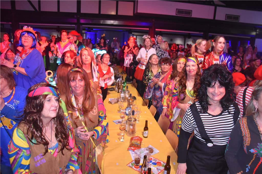 66-mal gute Laune bei der Damensitzung der MKG Alle haben Lust zu feiern: Die Stimmung war ausgelassen bei der Damensitzung der MKG am Samstagabend in der Hubertushalle.